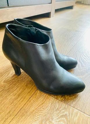 Кожаные ботильоны эссо