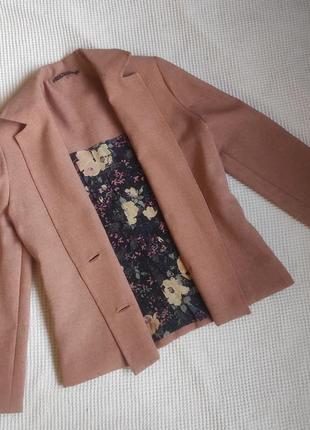 Женский пиджак персикового цвета.4 фото
