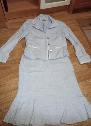 Гарний елегантний костюм