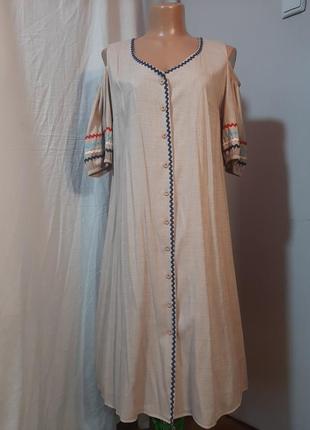 Бежевое льняное длинное платье с открытыми плечами1 фото