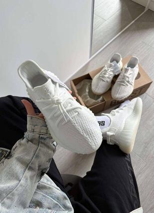 Отличные женские и мужские кроссовки adidas yeezy boost 350 v2 cream triple white premium белые2 фото