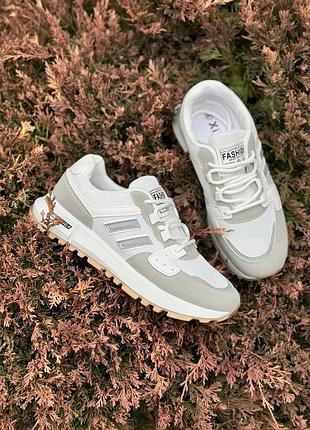 Кросівки жіночі