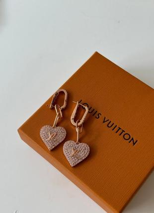 Брендові сережки з підвісними сердечками в цирконах