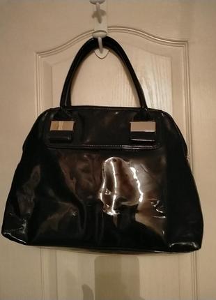 Лаковая женская сумка,аысота 30, ширина 43, ручки 40 см. е