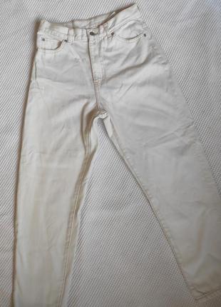 Хлопковые молочные джинсы мом от бренда drdenim