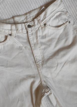 Хлопковые молочные джинсы мом от бренда drdenim2 фото