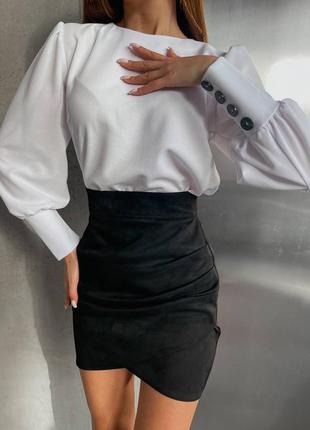 Стильный женский комплект с белой рубашкой и замшевой юбкой на дайвинге4 фото