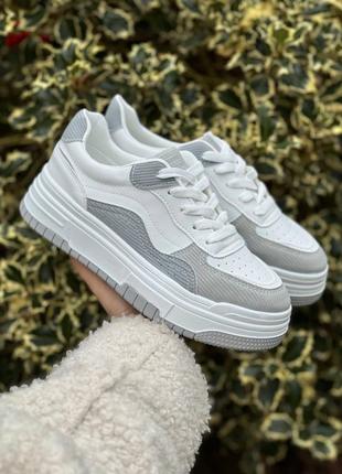 Кроссовки женские