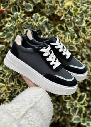 Кросівки жіночі