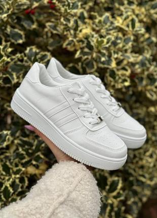 Кросівки жіночі