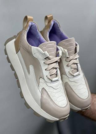 Бежевые кожаные кроссовки много цветов