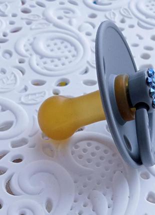 Соска пустушка дитяча для хлопчика сіра від народження зі стразами