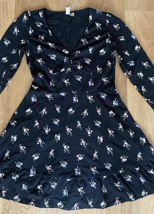 Сукня у квітку з довгим рукавом