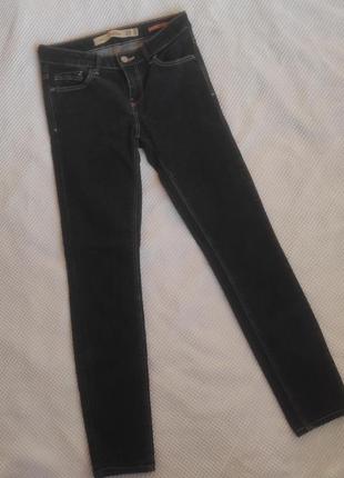 Прямі джинси трендового кольору індіго від zara