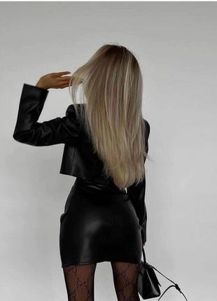 Костюм из эко-кожи черный: укороченный оверсайз пиджак и облегающая мини юбка мини на высокой посадке стильный трендовый4 фото