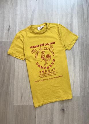 Футболка топ майка з принтом ліпленням sriracha hot sauce/ яскрава футба з написом