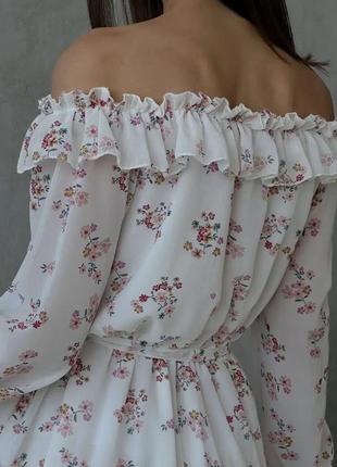 Весеннее платье с воланами в цветочный принт с открытыми плечами свободного кроя белая качественная стильная5 фото