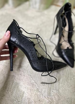Черные классические туфли на каблуке6 фото