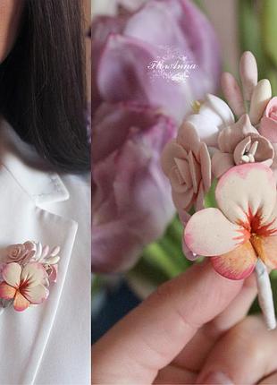 Брошка с цветами ручной работы из полимерной глины "пудровий букет"