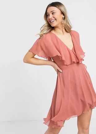 Розовое платье мини с кейпом на спине и глубоким подолом asos design(размер 36-38)