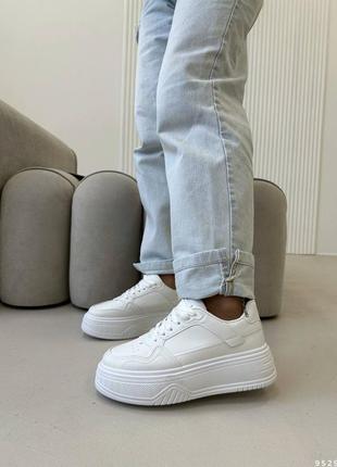 Женские кроссовки