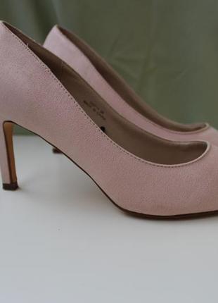 Классические туфли-лодочки в персиковом цвете6 фото