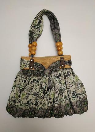 Летняя сумочка с деревянными бусами и соломкой