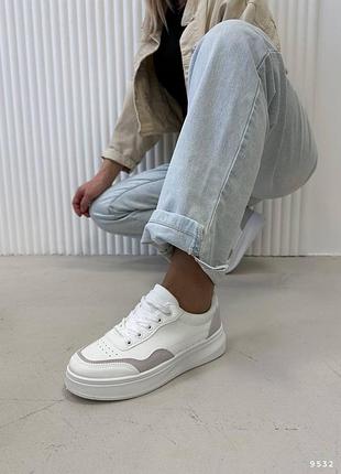 Кросівки жіночі