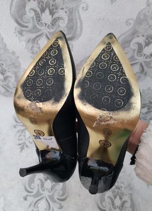 Очень элегантные аккуратные туфли на изящных каблуках для дюймовочки с золотыми вставками7 фото