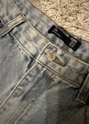Женские джинсы pretty little thing mom jeans, размер xl рваные светлые с высокой талией4 фото