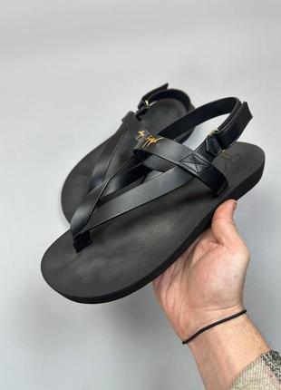 Черные кожаные сандалии с золотистым логотипом guissepe zanotti hydra