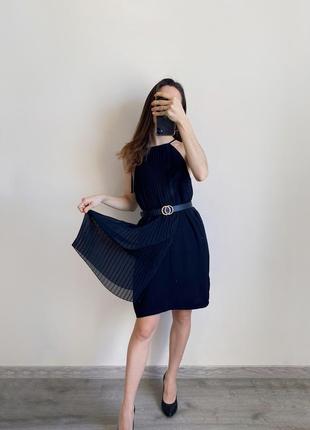 Чорна базова сукня mango міні з драпуванням плісе1 фото