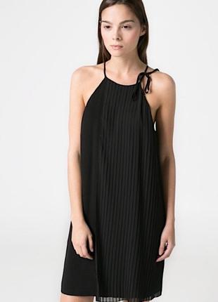 Черное базовое платье mango мини с драпировкой плиссе1 фото