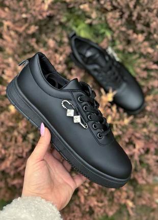 Кросівки жіночі