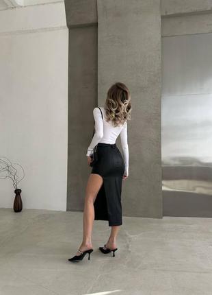 Прямая юбка-миди с сексуальным разрезом из эко-кожи на высокой посадке с карманами черная мокко качественная трендовая8 фото
