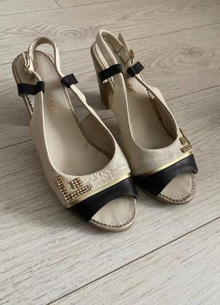 Продам босоніжки жіночі з натуральної шкіри, розмір 39, устілка 25,5см, не на худу ніжку. каблук 7