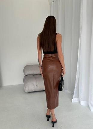 Прямая кожаная юбка-миди с разрезом по центру на высокой посадке черная коричневая стильная качественная3 фото