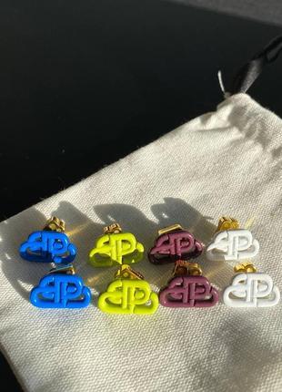 Брендові сережки цвяхи в різних кольорах