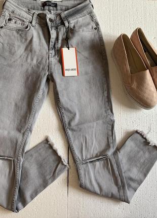 Сірі джинси