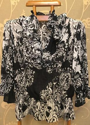 Очень красивая и стильная блузка.