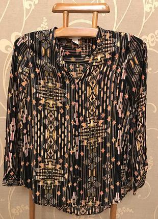 Очень красивая и стильная брендовая блузка в узорах.
