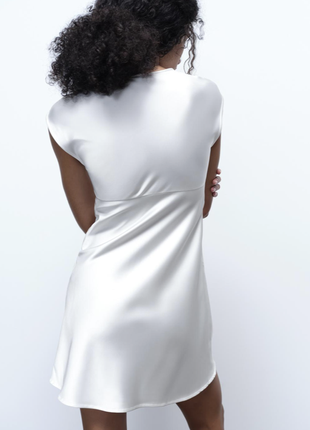 Изысканное короткое сатиновое белое платье2 фото