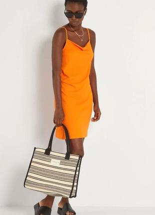 Короткое апельсиновое платье с драпированным вырезом в рубчик kiabi(размер 36)1 фото