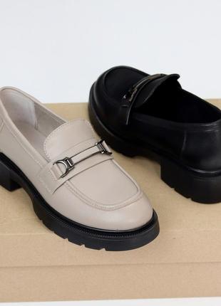 Женские кожаные черные лоферы на каблуке весенне осенние туфли натуральная кожа весна осень10 фото