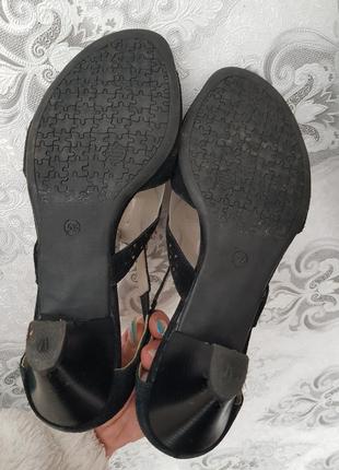 Шикарные замшевые босоножки в узор на каблуке alpina8 фото
