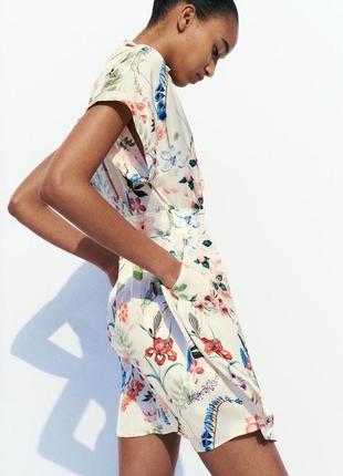 Атласное платье с цветочным принтом3 фото