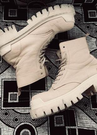 Кожаные кремовые ботинки термо бутсы balenciaga strike boots cream 40.3 фото