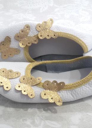 Кожаные чешки с золотыми бабочками1 фото