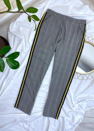 Сірі штани в клітку з лампасами жолтпя смужка5 фото