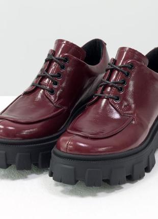 Кожаные стильные женские туфли бордового цвета  на грубой подошве5 фото